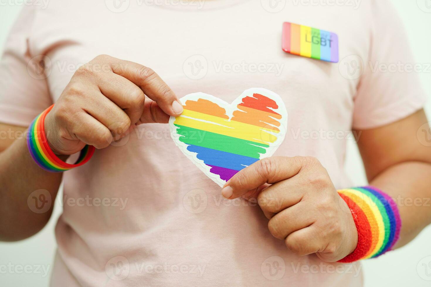 femme asiatique avec drapeau arc-en-ciel, droits des symboles lgbt et égalité des sexes, mois de la fierté lgbt en juin. photo