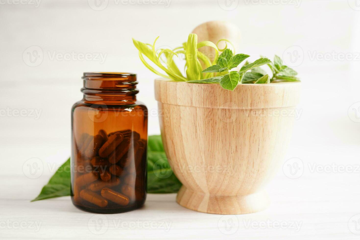 capsule biologique à base de plantes de médecine alternative avec vitamine e oméga 3 huile de poisson, minéral, médicament avec feuilles d'herbes suppléments naturels pour une bonne vie saine. photo