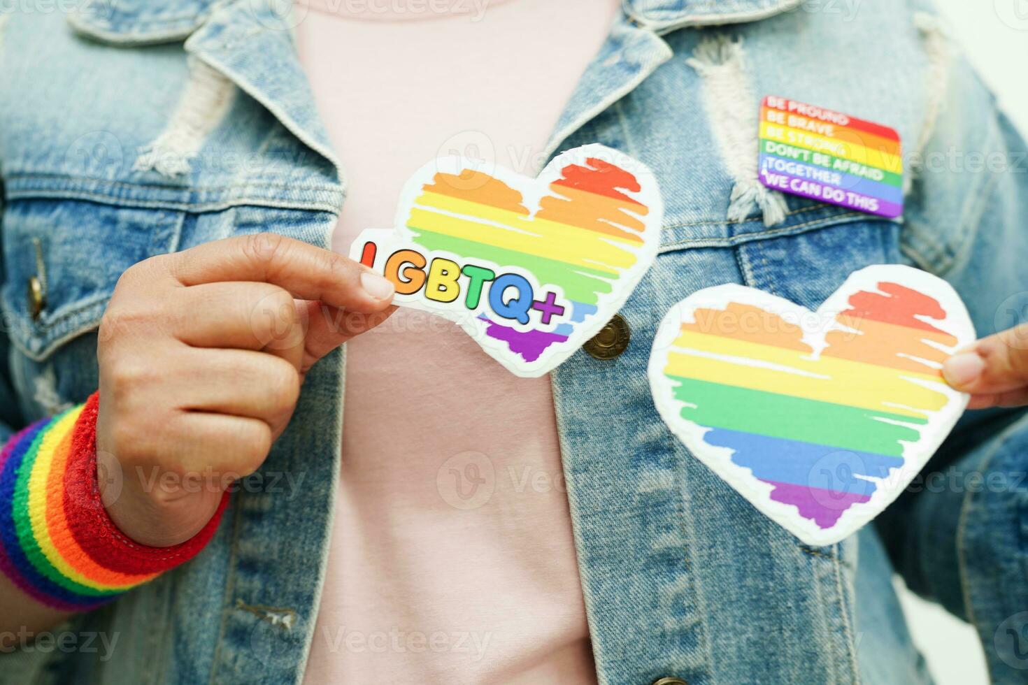 femme asiatique avec drapeau arc-en-ciel, droits des symboles lgbt et égalité des sexes, mois de la fierté lgbt en juin. photo