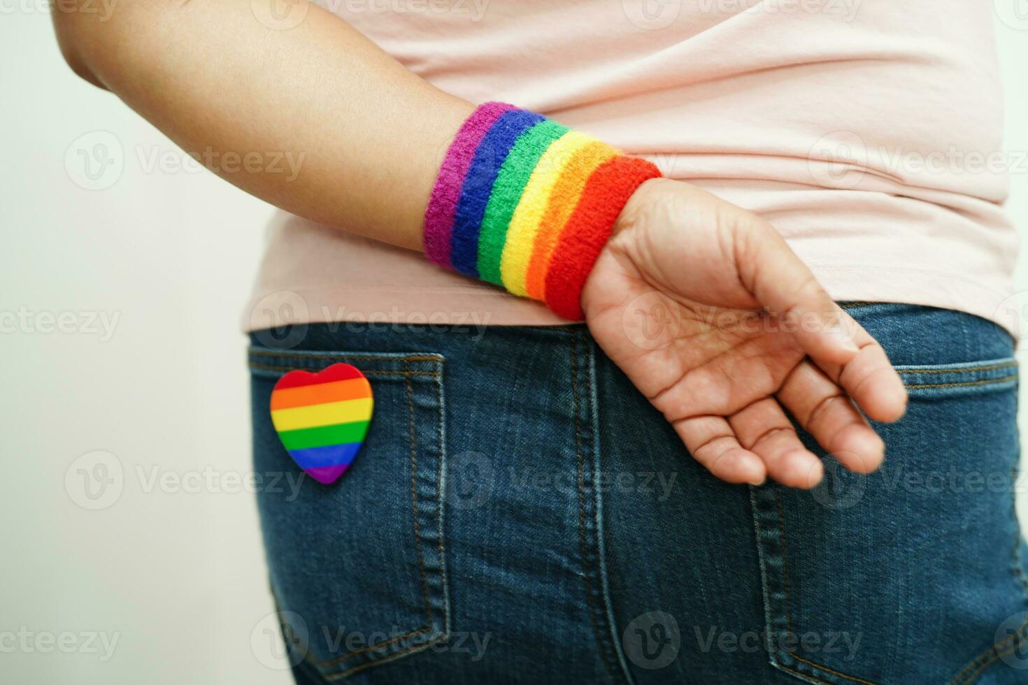 femme asiatique avec drapeau arc-en-ciel, droits des symboles lgbt et égalité des sexes, mois de la fierté lgbt en juin. photo