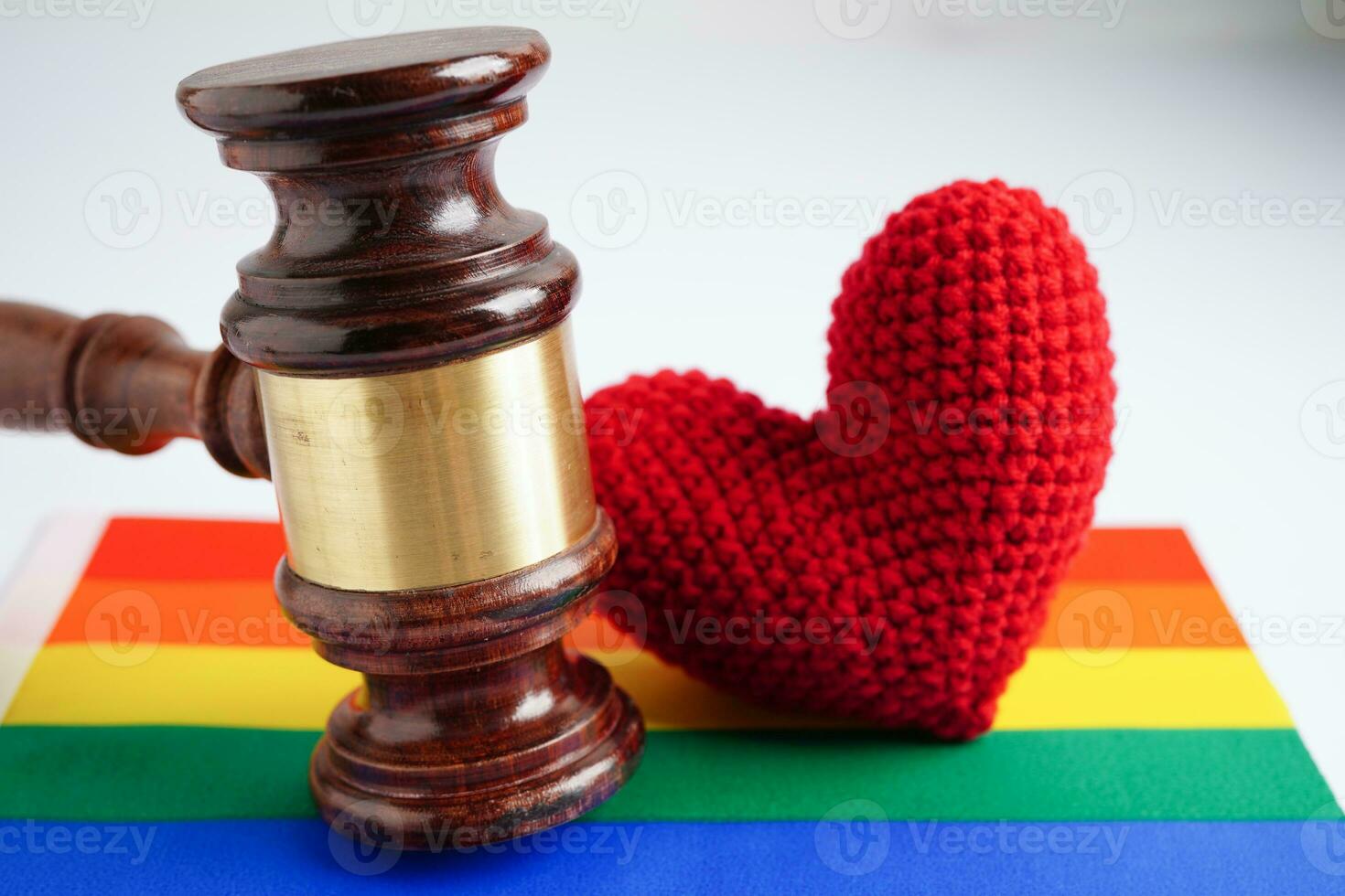 marteau pour juge avocat avec drapeau arc-en-ciel coeur, symbole du mois de la fierté lgbt. photo