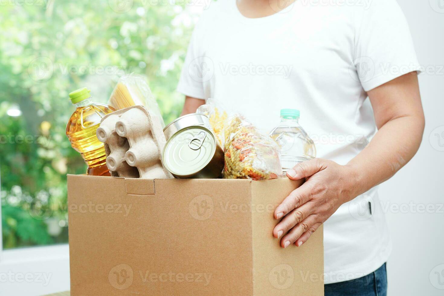 denrées alimentaires dans une boîte de dons pour les volontaires pour aider les gens. photo