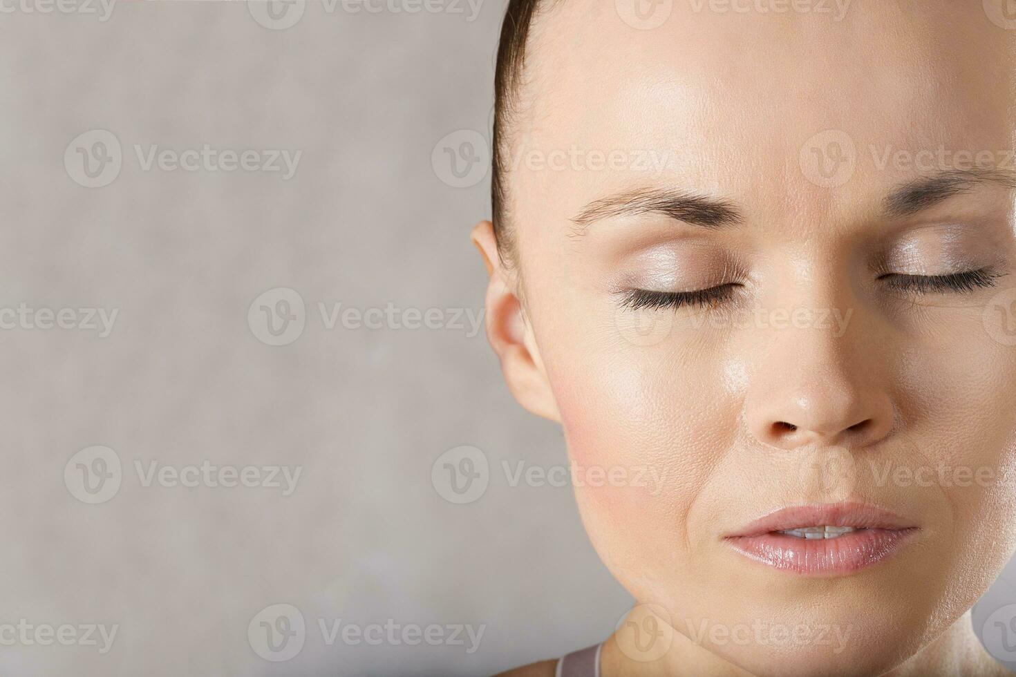 Jeune femme avec clolips,oreilles,extrême fermer, fermer. photo