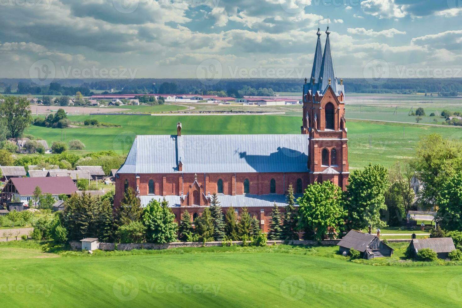 aérien vue sur néo gothique ou baroque temple ou catholique église dans campagne photo