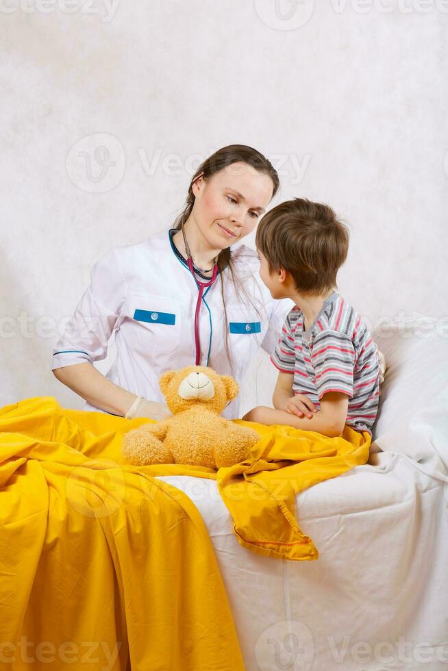 une enfant et une pédiatre dans sa cabinet photo