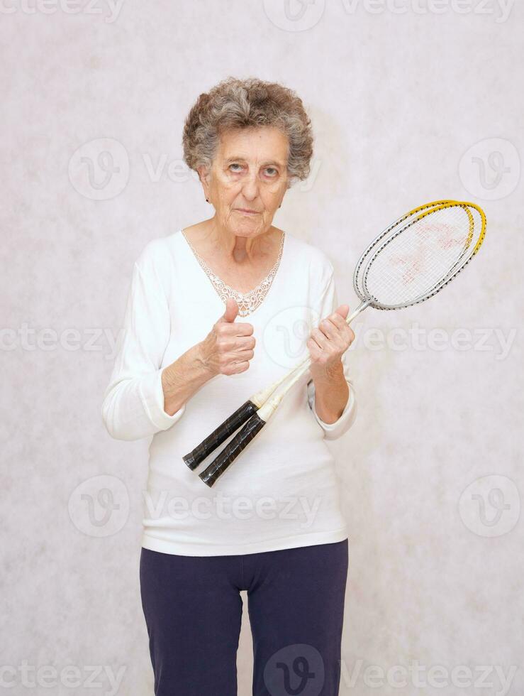 Sénior femme avec badminton raquettes photo