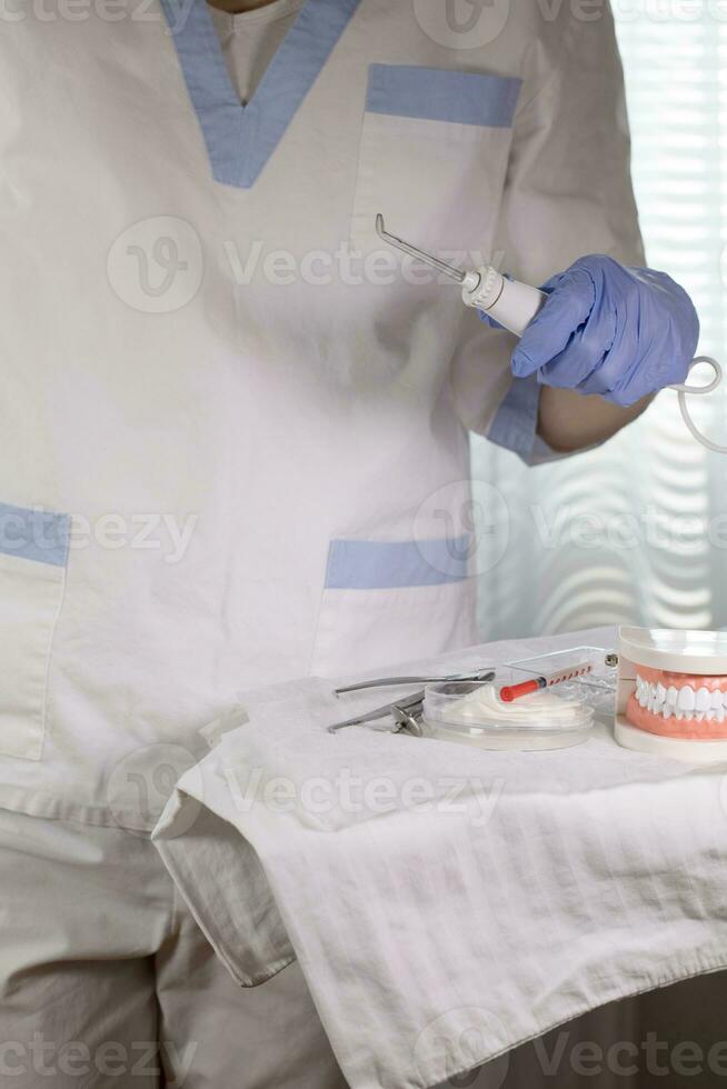 dentiste assistant séjours proche à le table avec stomatologique outils. fermer photo