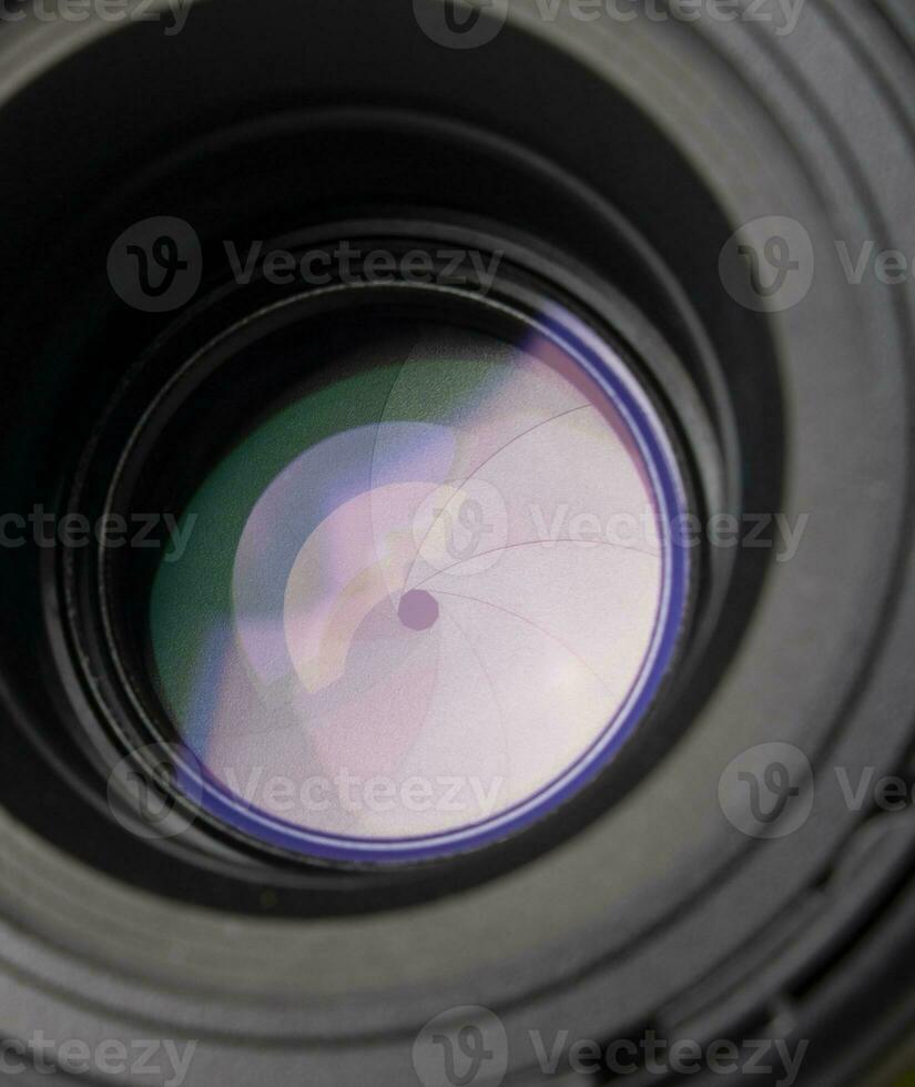 proche en haut de une caméra lentille avec une bleu et violet réflexion. photo