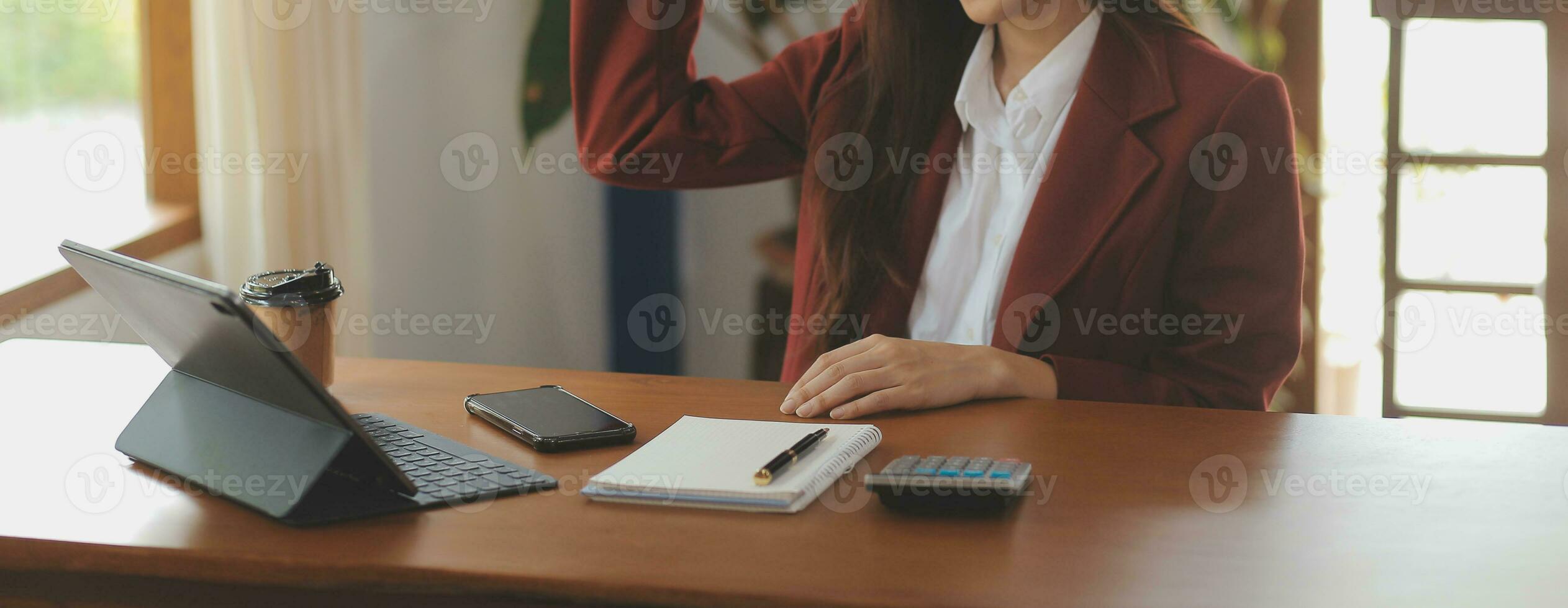 coup de une asiatique Jeune affaires femelle travail sur portable dans sa poste de travail. photo