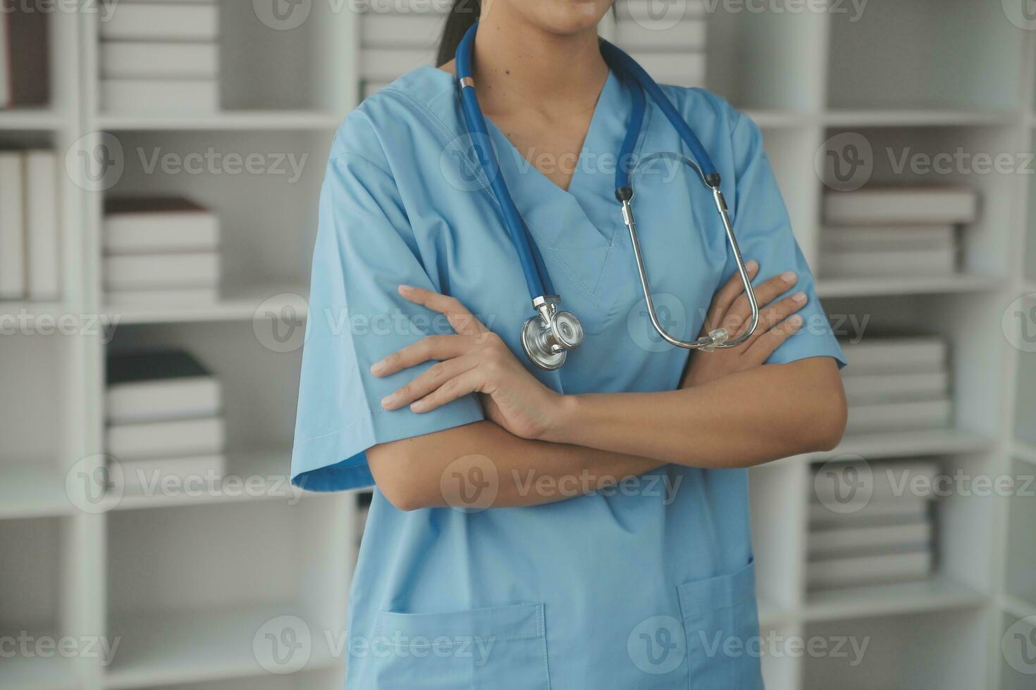 magnifique Jeune adulte Espagnol femelle infirmière ou médical étudiant à hôpital photo