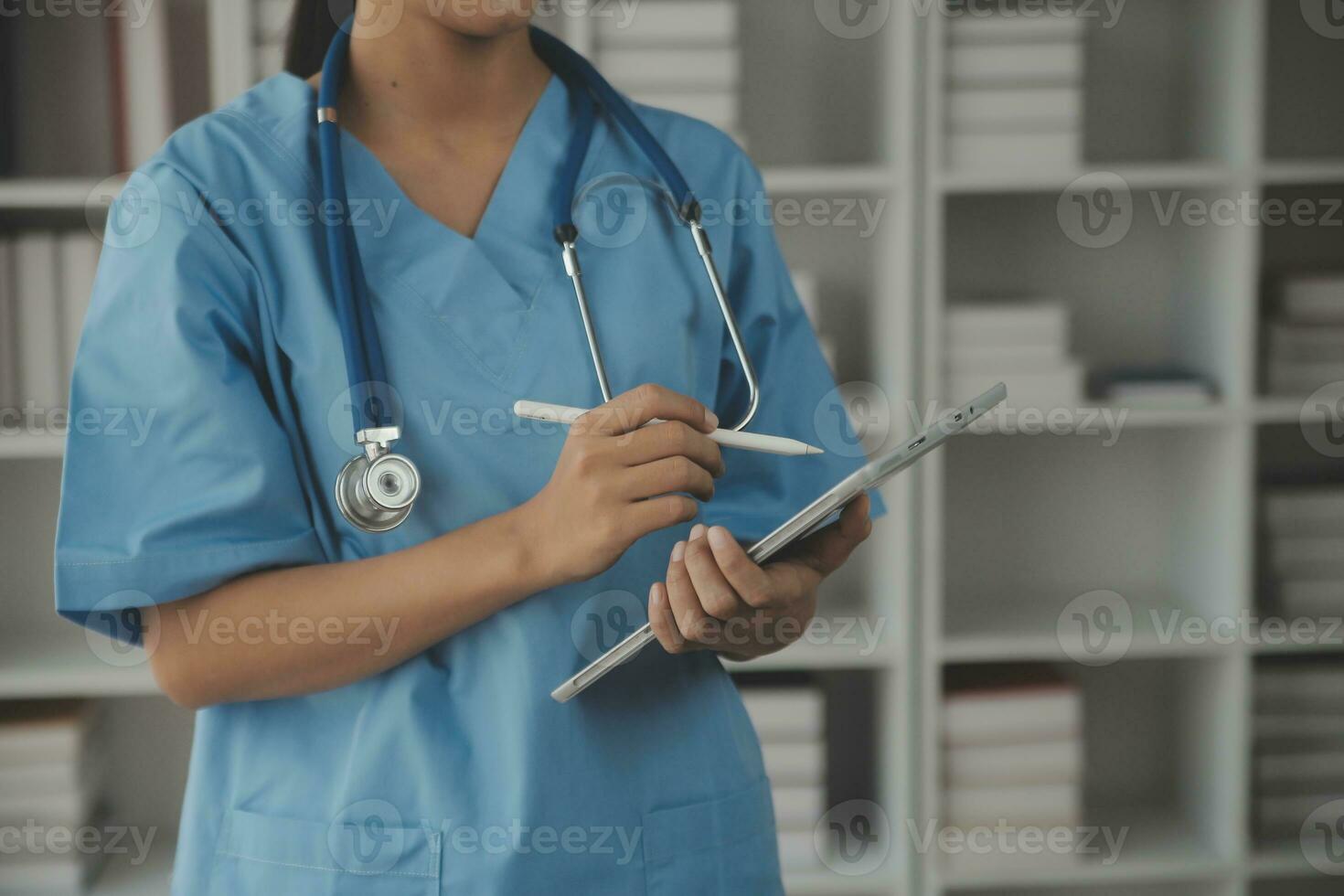 magnifique Jeune adulte Espagnol femelle infirmière ou médical étudiant à hôpital photo