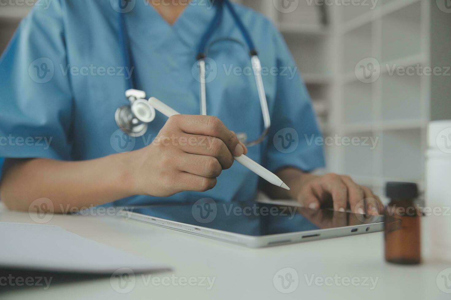 magnifique Jeune adulte Espagnol femelle infirmière ou médical étudiant à hôpital photo