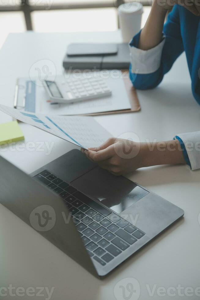 documents d'affaires, auditeur femme d'affaires vérifiant le document de recherche juridique préparer des documents ou un rapport pour analyse temps d'impôt, documents comptables données contrat partenaire traiter au bureau du lieu de travail photo