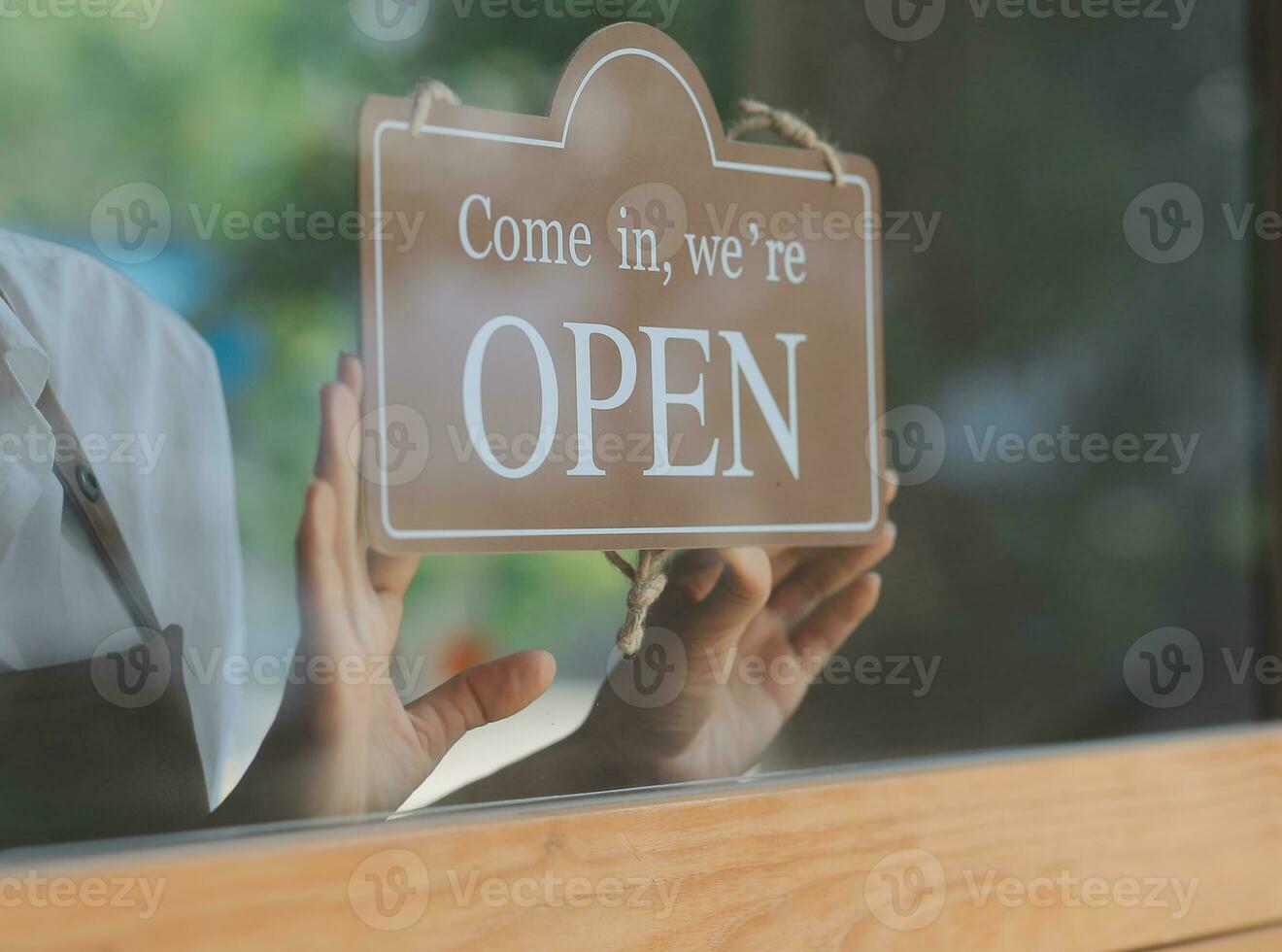 Jeune asiatique début en haut petit affaires propriétaire ouvert le café magasin et restaurant. petit affaires propriétaire et un service esprit. photo