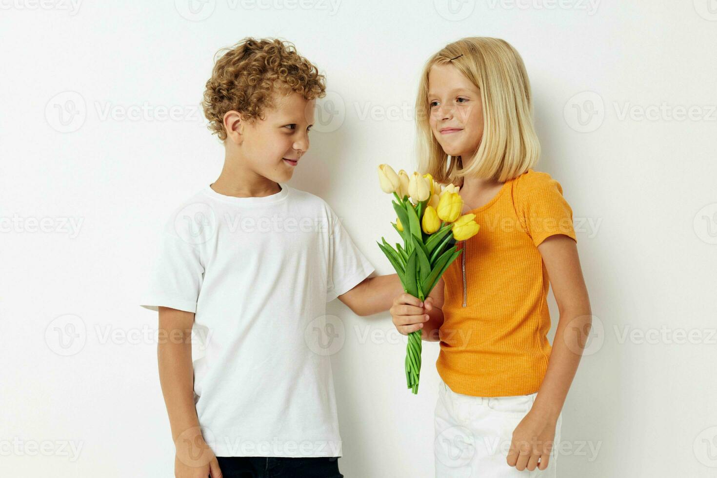 garçon et fille amusement anniversaire cadeau surprise bouquet de fleurs  isolé Contexte inchangé 25002628 Photo de stock chez Vecteezy