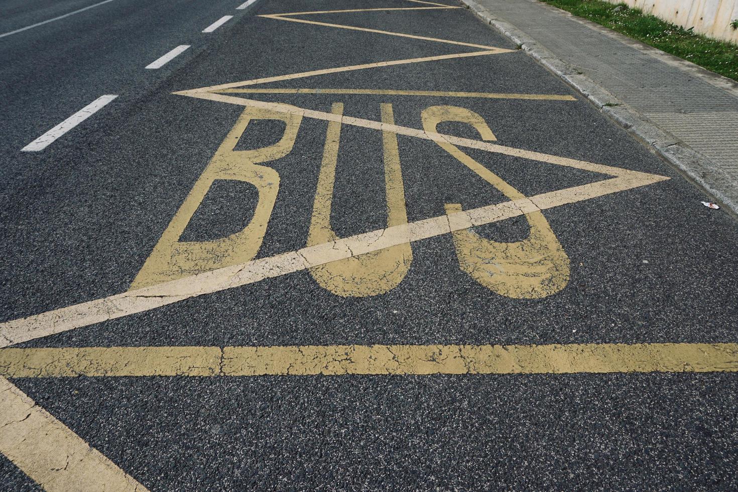 symbole d & # 39; arrêt de bus sur la route photo