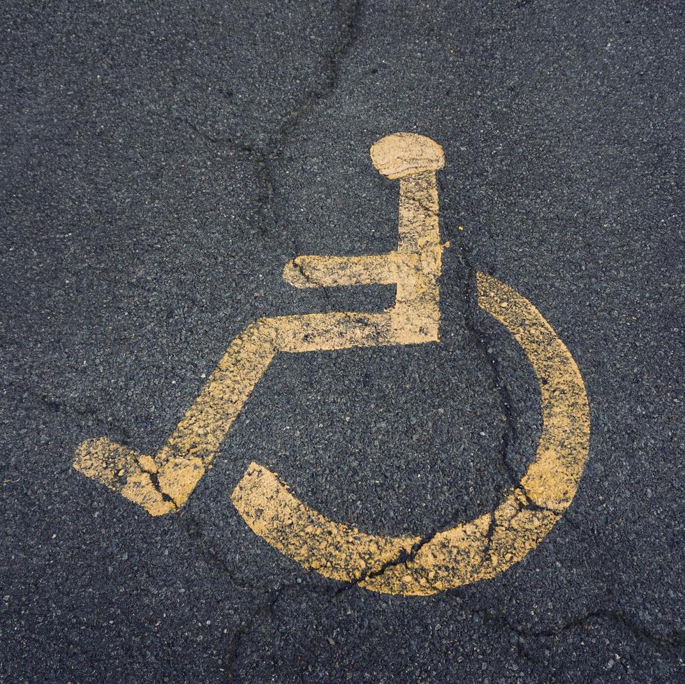 Feux de circulation en fauteuil roulant sur la route photo