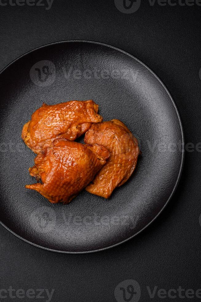 délicieux frit ou fumé poulet les cuisses grillé avec épices et herbes photo