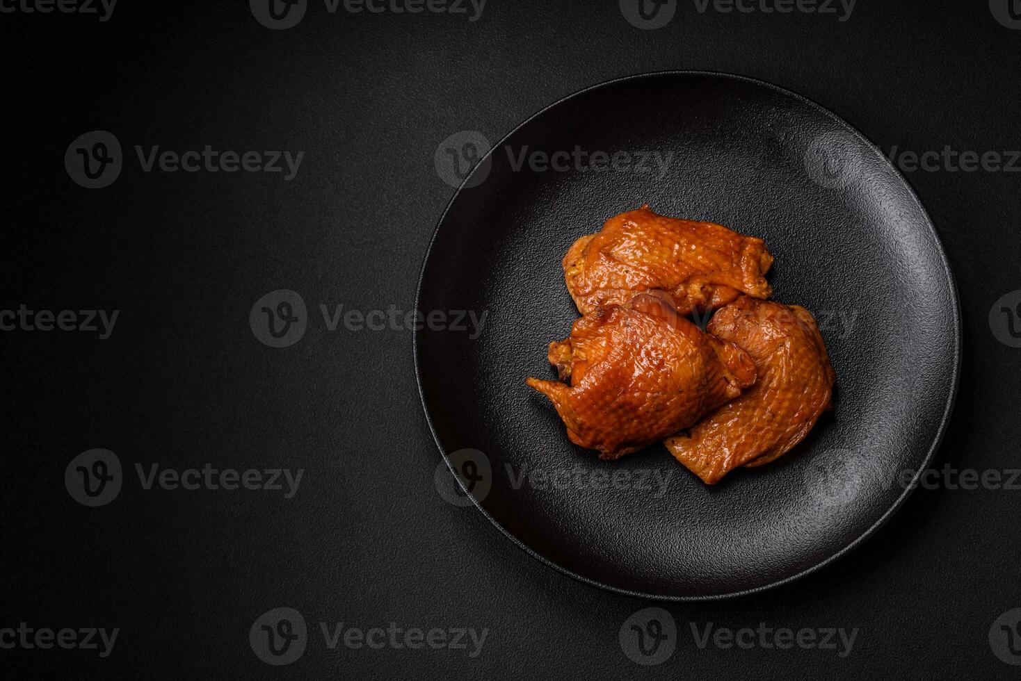 délicieux frit ou fumé poulet les cuisses grillé avec épices et herbes photo