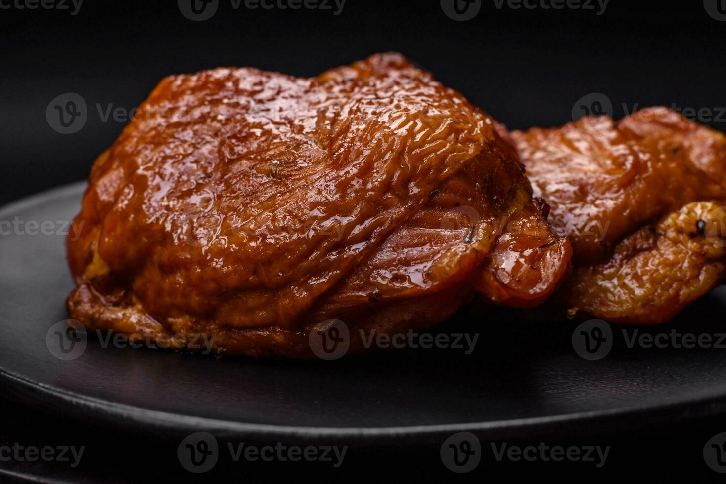 délicieux frit ou fumé poulet les cuisses grillé avec épices et herbes photo