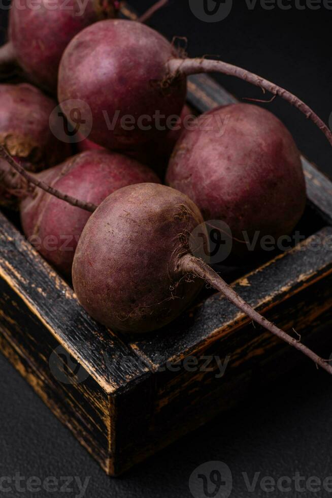 Frais brut betterave dans le forme de tubercules sur une texturé béton Contexte photo