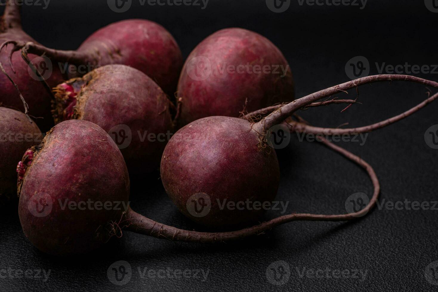 Frais brut betterave dans le forme de tubercules sur une texturé béton Contexte photo