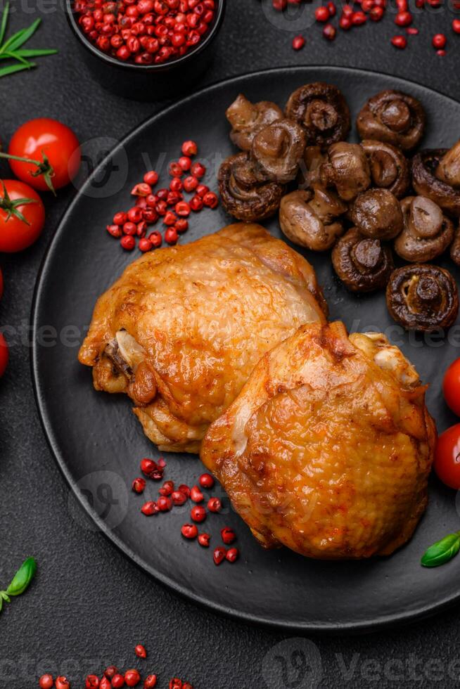 délicieux juteux poulet les cuisses cuit avec sel, épices et herbes dans une céramique assiette photo