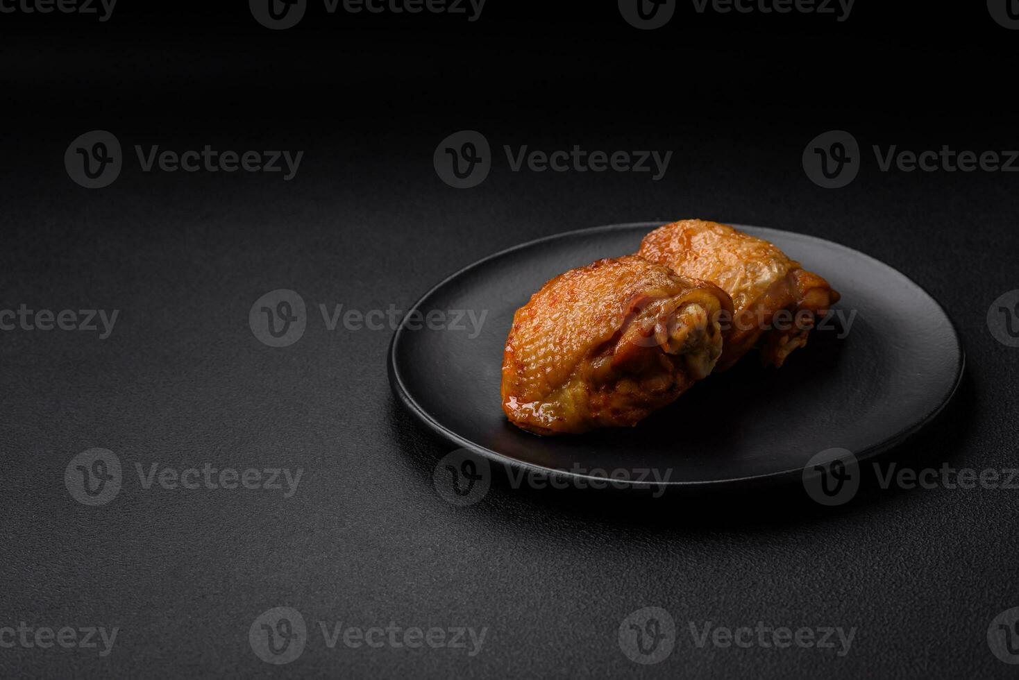 délicieux juteux poulet les cuisses cuit avec sel, épices et herbes dans une céramique assiette photo