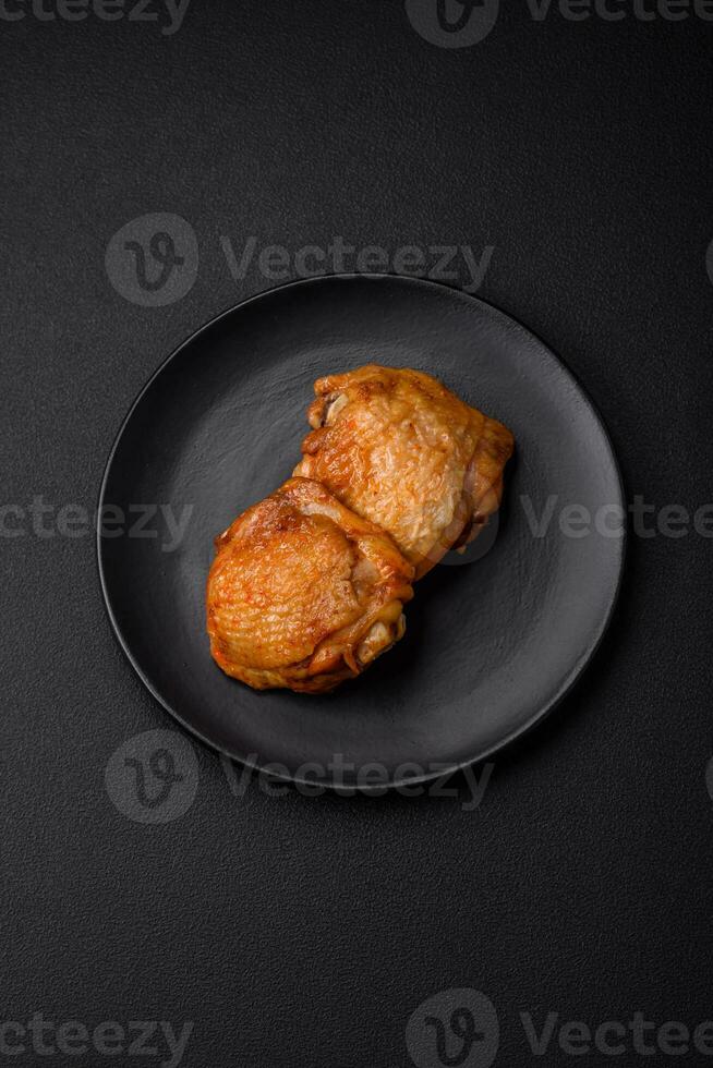 délicieux juteux poulet les cuisses cuit avec sel, épices et herbes dans une céramique assiette photo