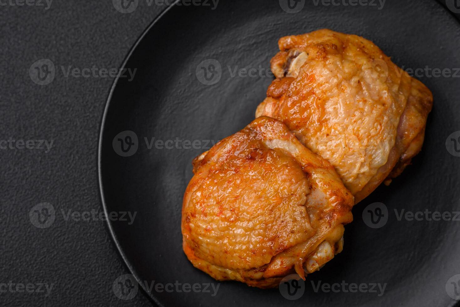 délicieux juteux poulet les cuisses cuit avec sel, épices et herbes dans une céramique assiette photo