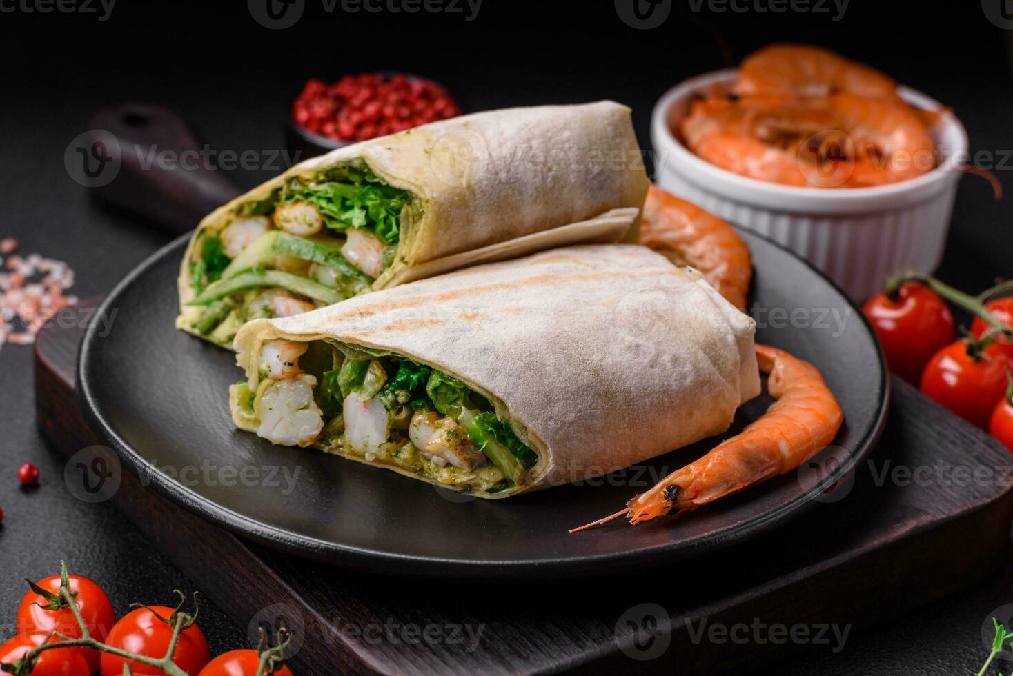 délicieux Frais rouleau avec crevettes, tomates, salade et concombre dans Pita pain photo