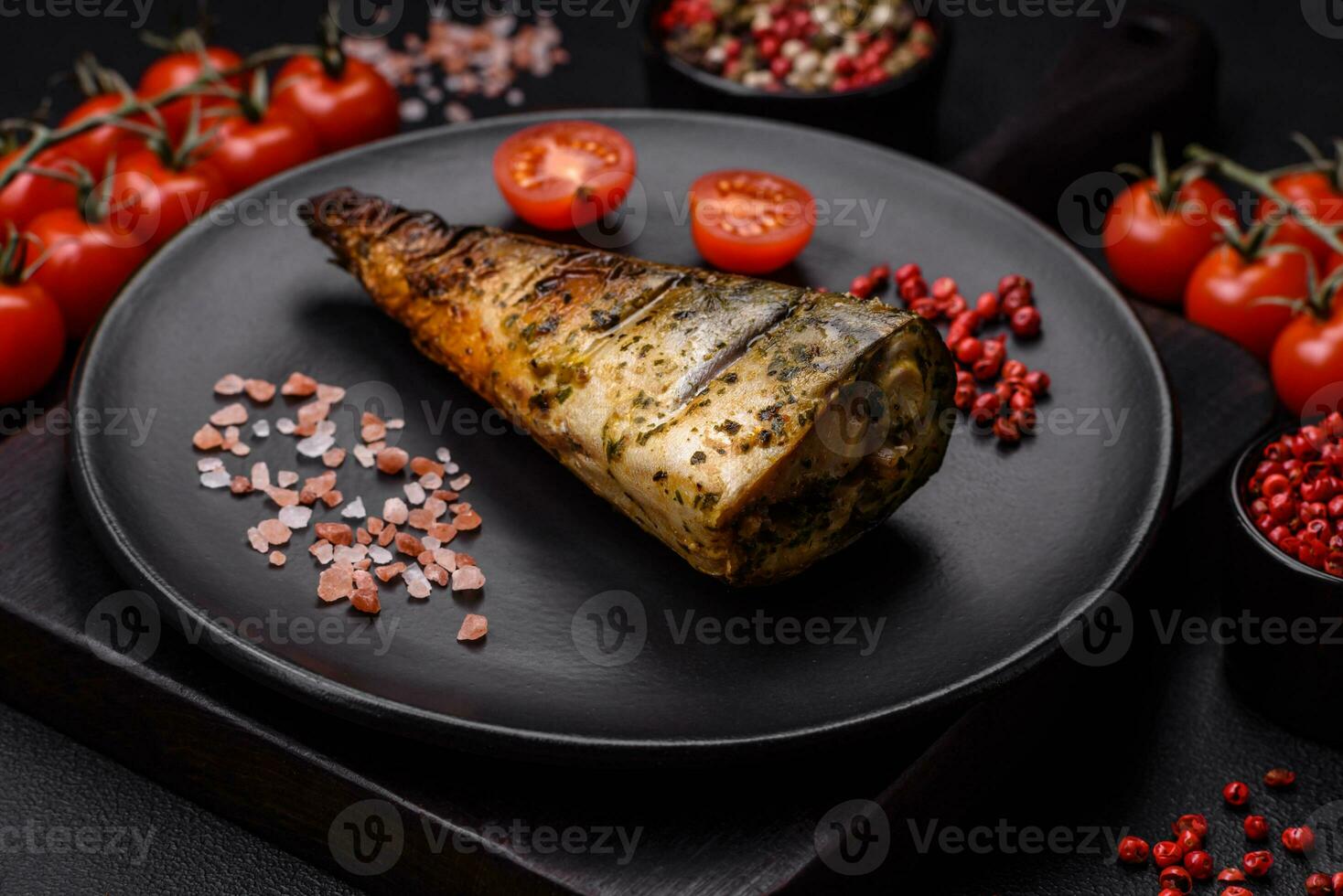 délicieux grillé océan maquereau avec sel, épices et herbes photo