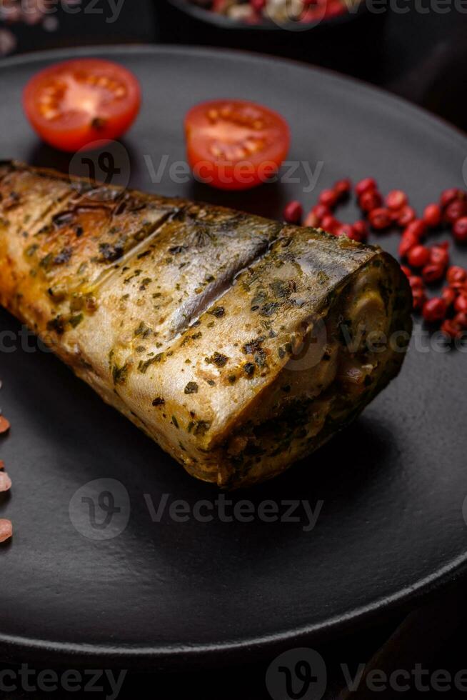 délicieux grillé océan maquereau avec sel, épices et herbes photo