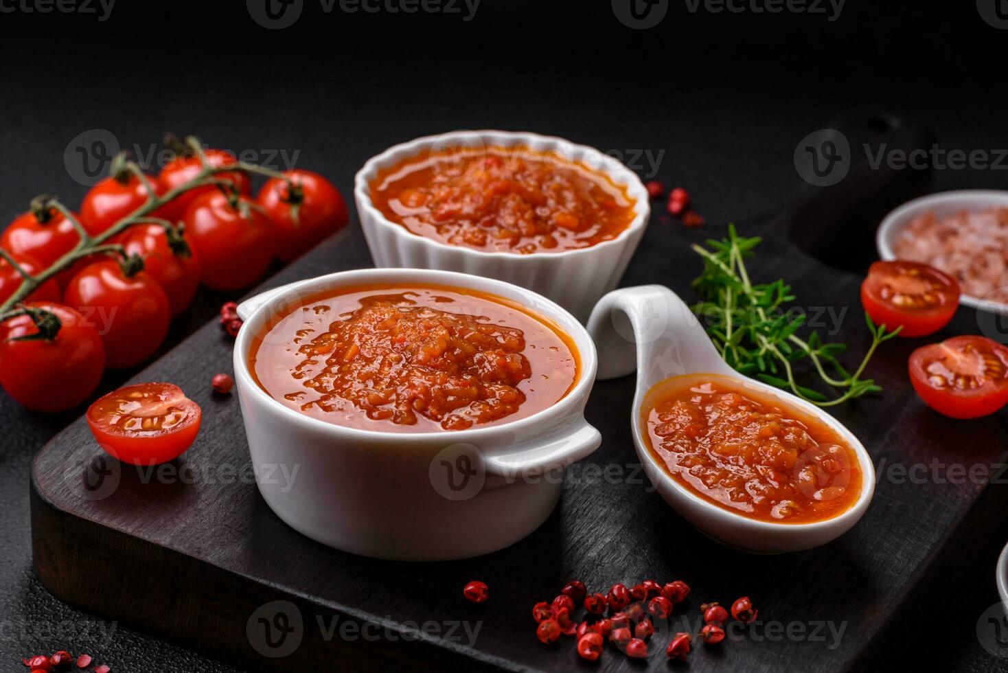 délicieux épicé tomate sauce avec poivre, ail, sel, épices et herbes photo