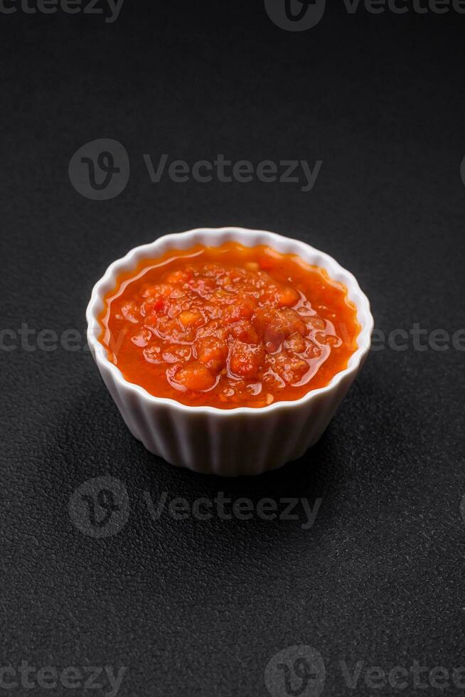 délicieux épicé tomate sauce avec poivre, ail, sel, épices et herbes photo