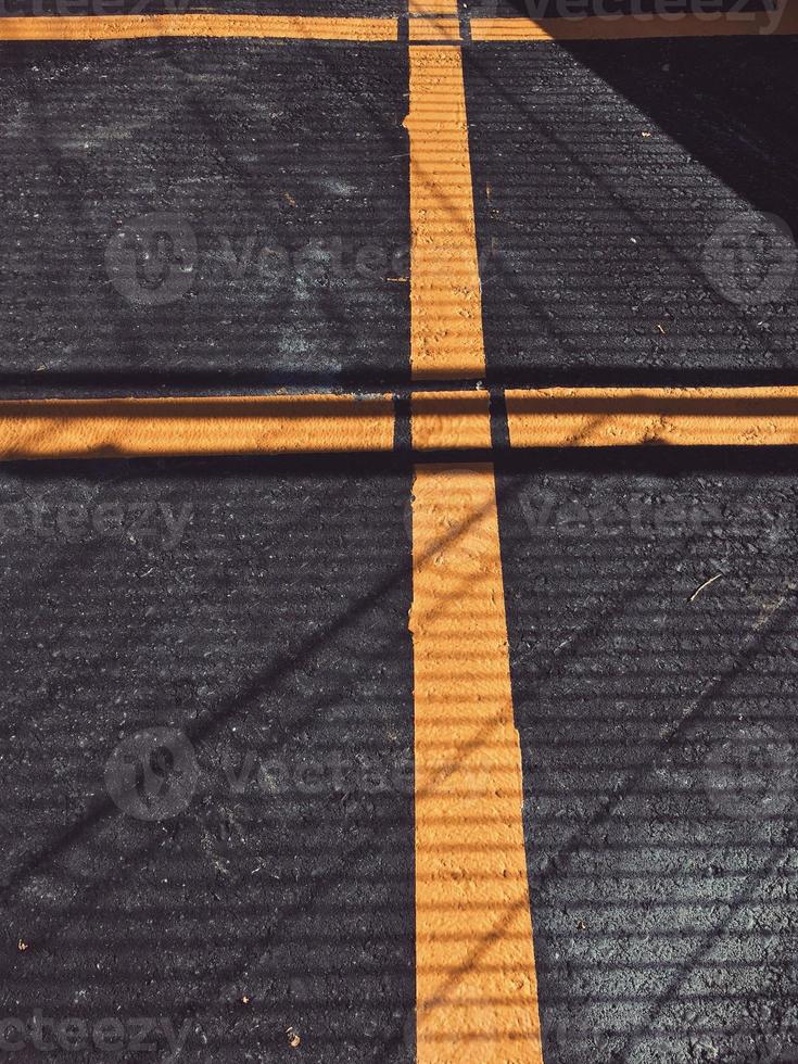 lignes jaunes sur la route photo