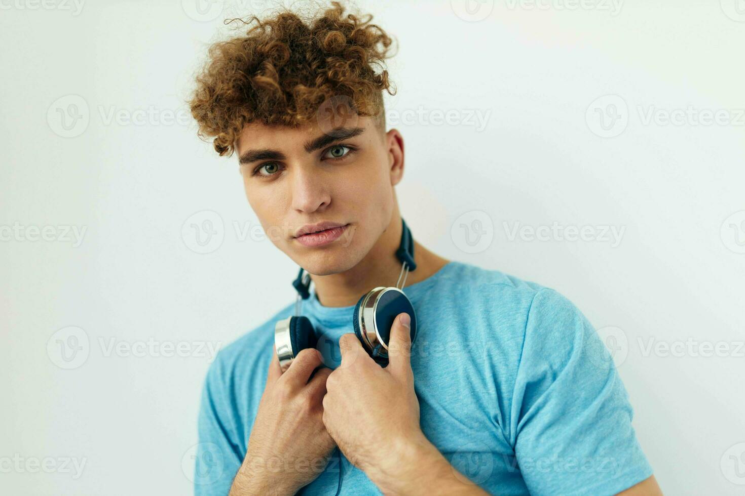 Beau Jeune homme dans bleu t-shirts écouteurs mode mode de vie inchangé photo