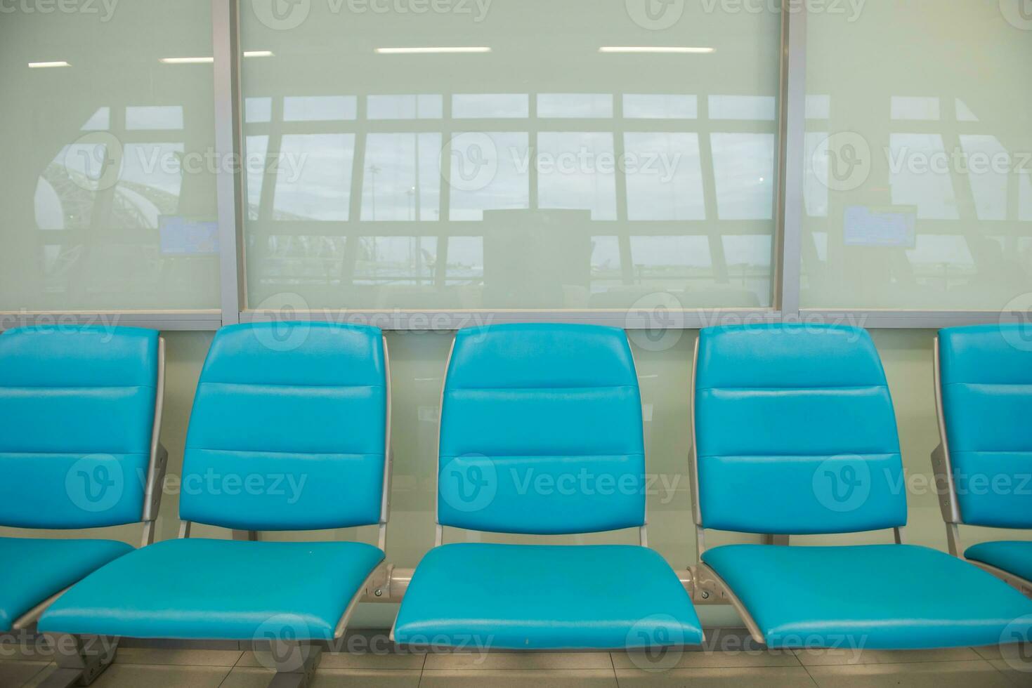 bleu siège dans aéroport photo