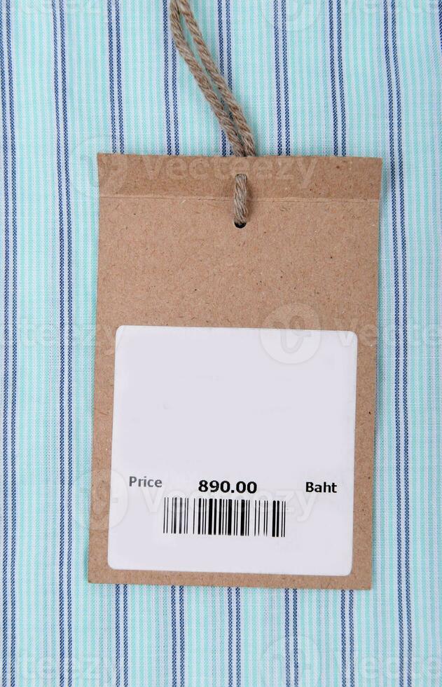 prix étiquette avec code à barre sur chemise photo