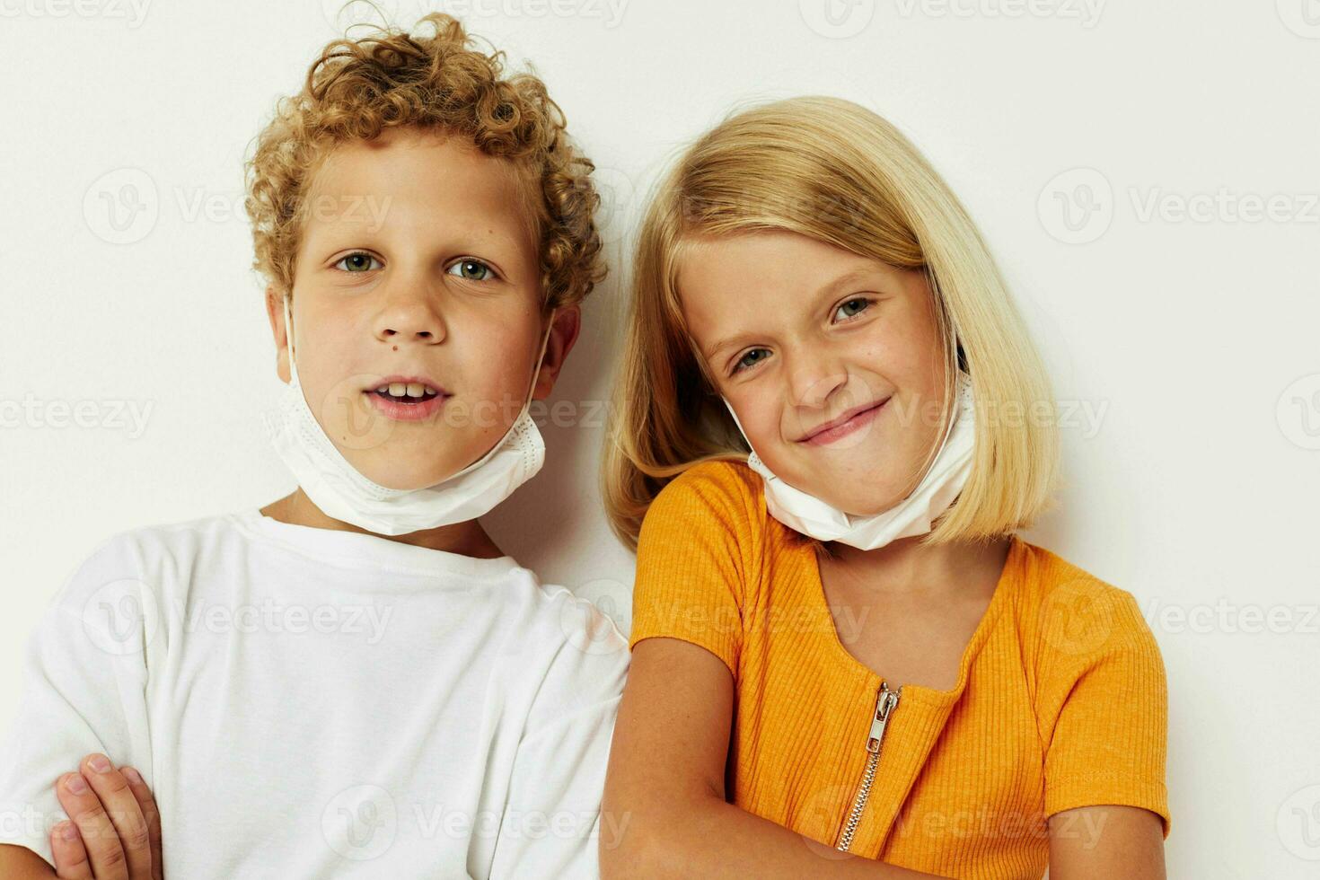 de bonne humeur les enfants dans médical masque protection posant grimace mode de vie inchangé photo