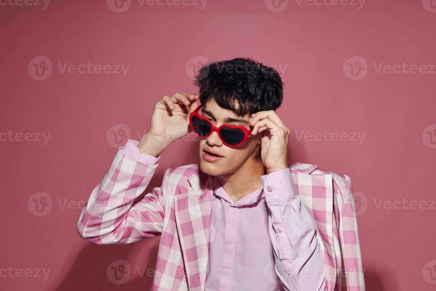 photo de romantique Jeune copain plaid blazer mode moderne style des lunettes modèle studio