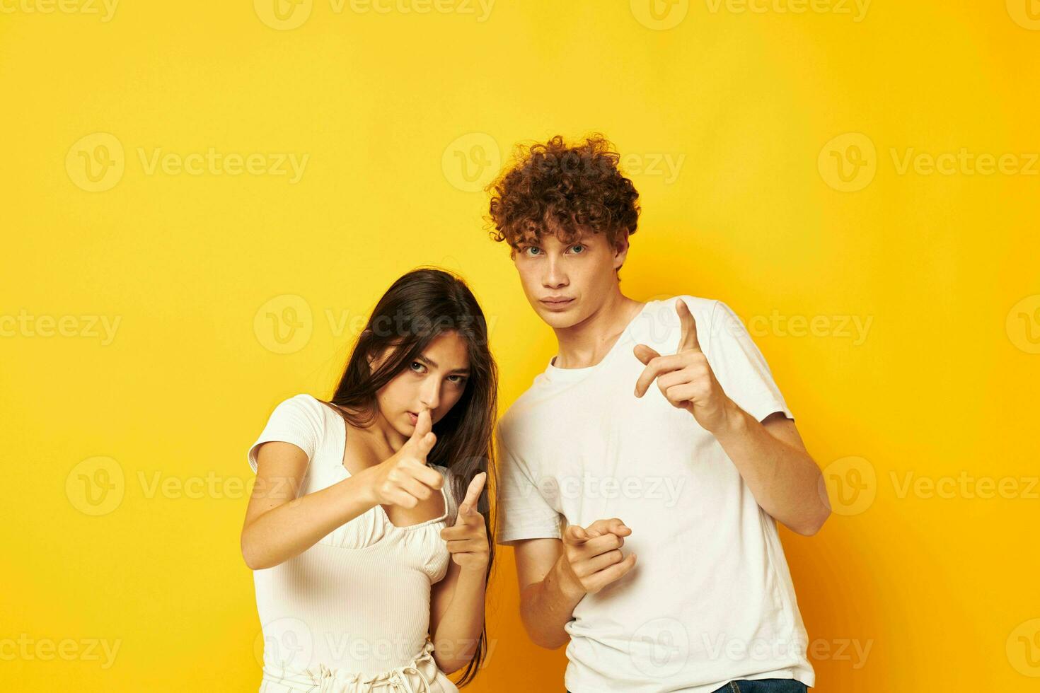 portrait de une homme et une femme permanent côté par côté dans blanc t-shirts posant mode de vie inchangé photo