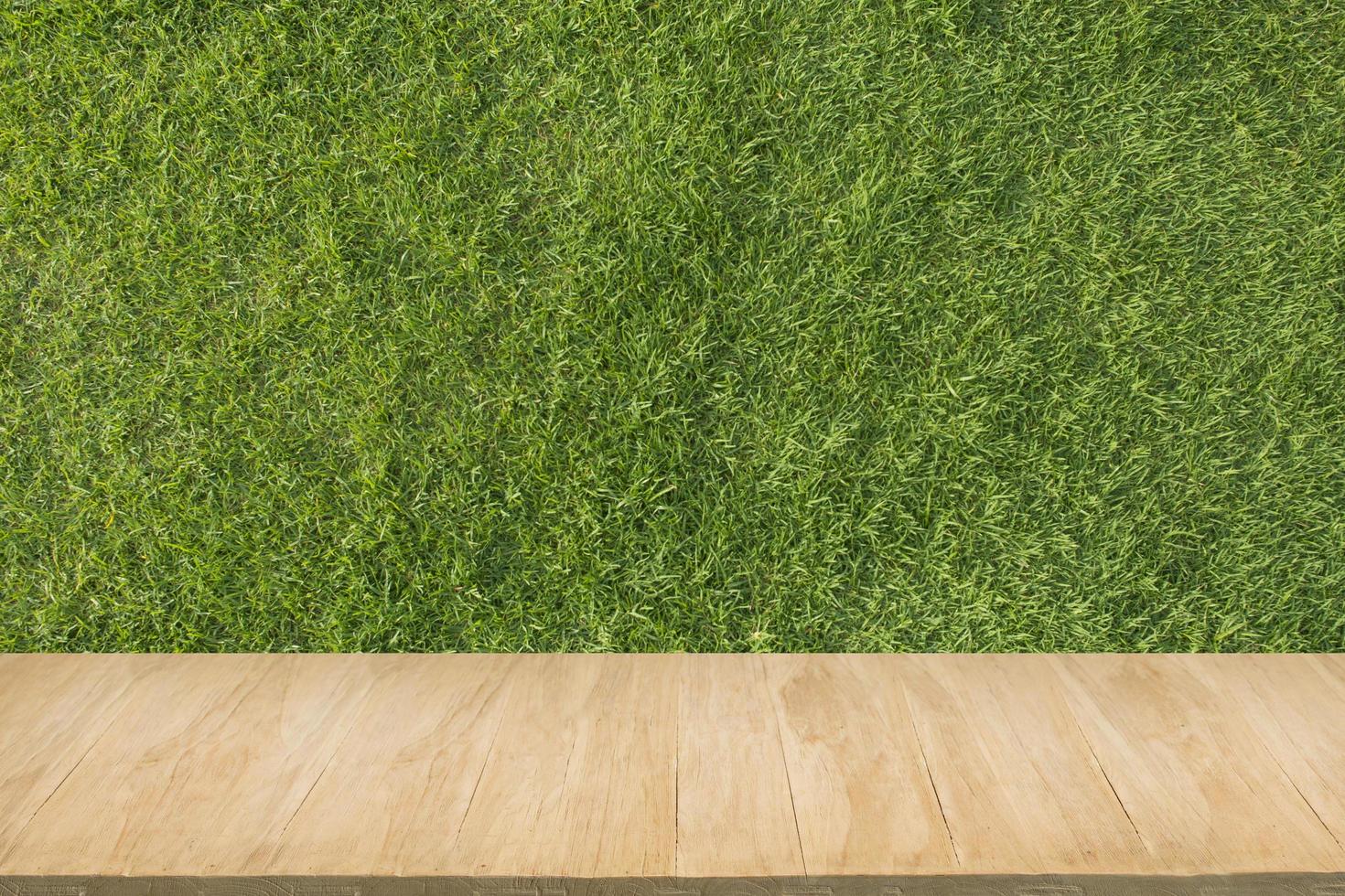 plancher en bois avec fond d'herbe verte photo