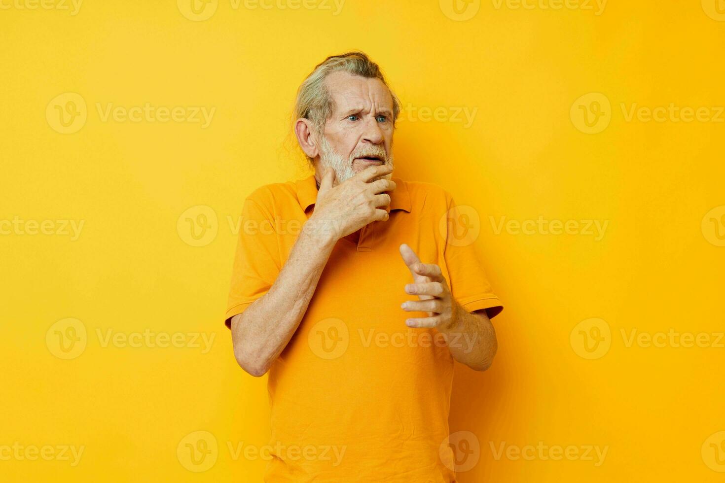 photo de retraité vieux homme avec une gris barbe émotion gestes mains isolé Contexte