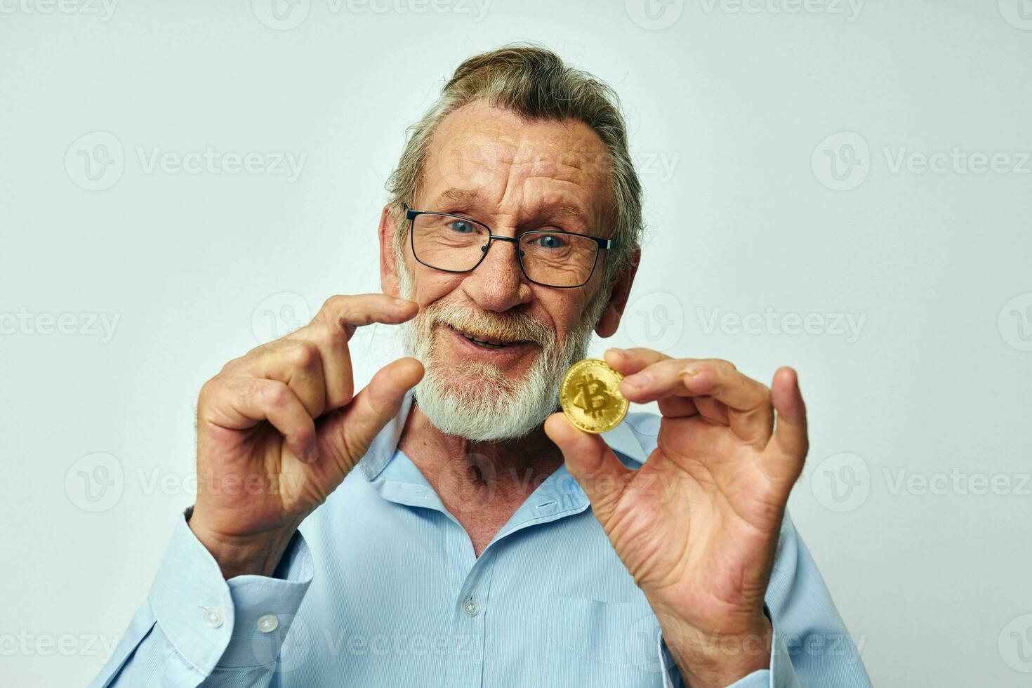 vieux homme crypto-monnaie bitcoin investissement isolé Contexte photo