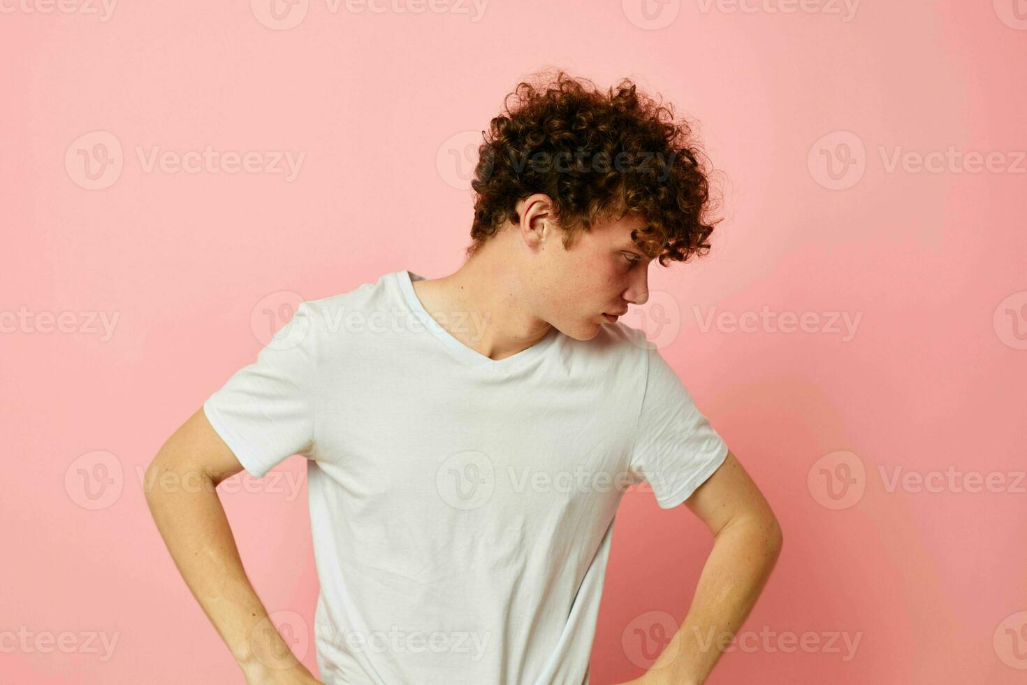 mignonne roux gars posant jeunesse style blanc T-shirt isolé Contexte inchangé photo
