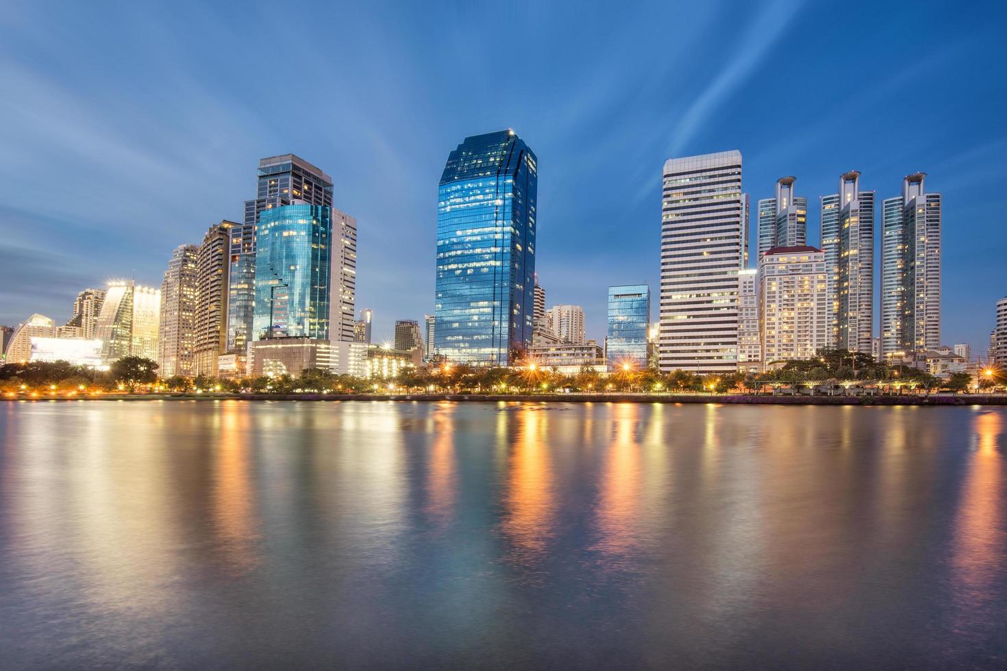 la ville de Bangkok la nuit photo