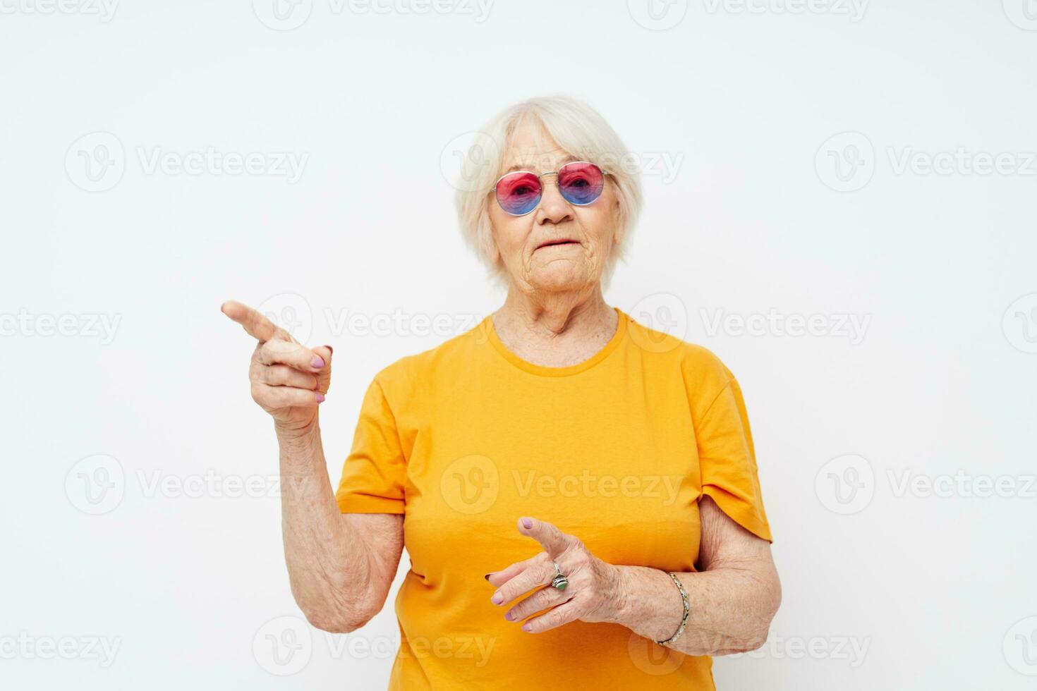 personnes âgées femme dans une Jaune T-shirt posant fermer émotions photo