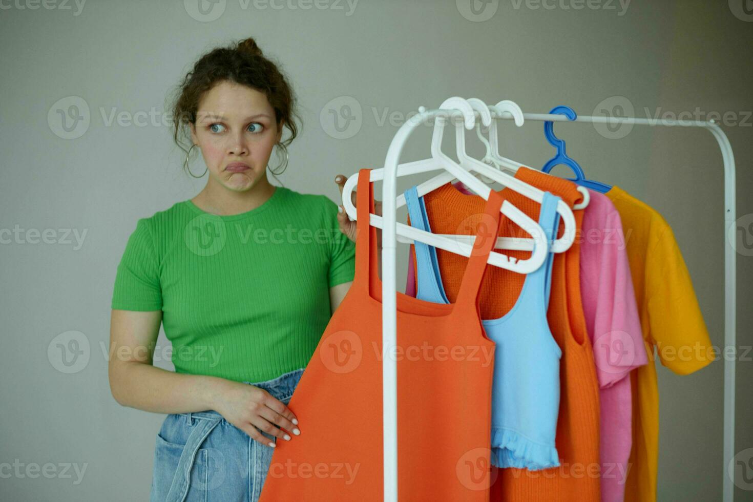 marrant fille garde-robe coloré vêtements jeunesse style isolé arrière-plans inchangé photo