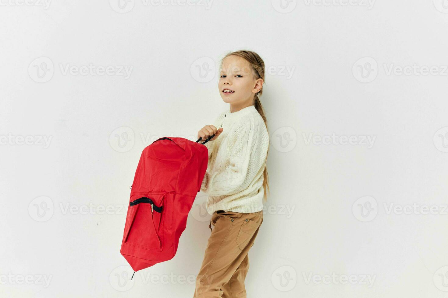 portrait de content souriant enfant fille rouge sac à dos élégant vêtements lumière Contexte photo